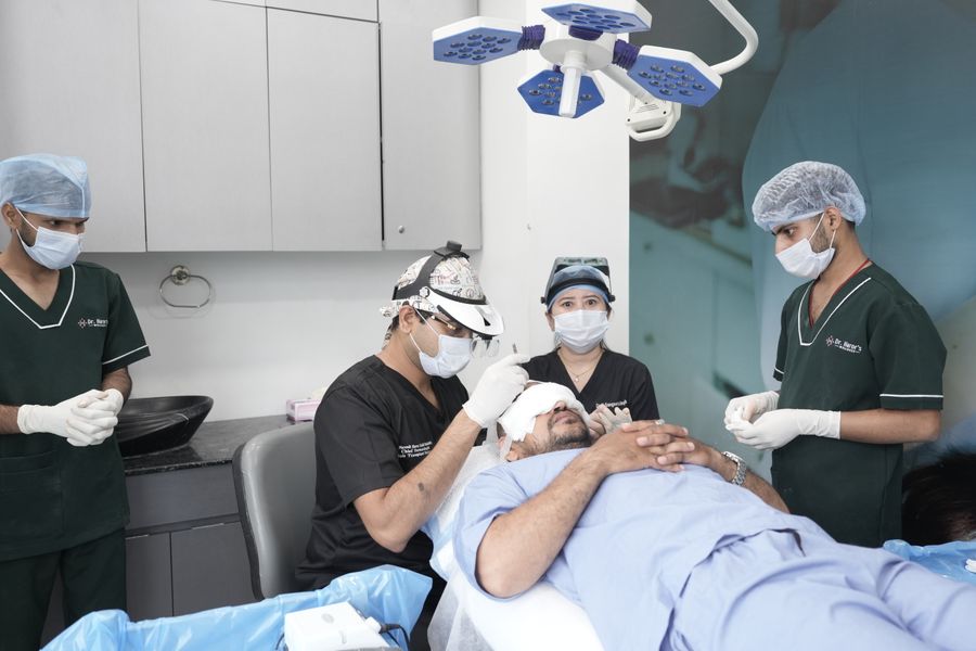 Equipe médica da NeoCapi realizando transplante capilar pela técnica FUE